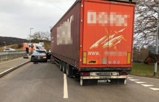 Nach Kollision mit LKW mittelschwer verletzt