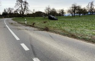 Bei Selbstunfall in Bernhausen mit Auto überschlagen