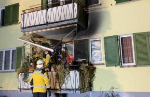 Balkon von Mehrfamilienhaus in Nussbaumen in Brand geraten