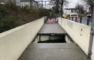 Gabelstapler bei Arbeitsunfall in Chur durch eine Brücke gebrochen