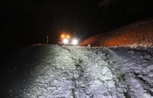 Laax GR - Auto mit Kind an Bord überschlägt sich mehrfach heftig