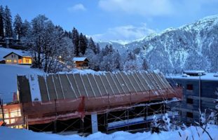 Braunwald: Bei Arbeitsunfall 4.5 Meter vom Dach auf den Boden gestürzt