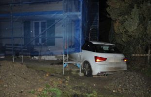 Autofahrerin crasht bei Selbstunfall in Schnottwil SO in Gebäude