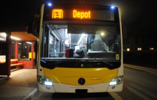 Schaffhausen SH - Unbekannter schleudert Stein gegen fahrenden Bus