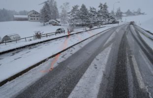 Stein AR - Automobilist (35) rutscht über schneebedeckte Strasse und verunfallt