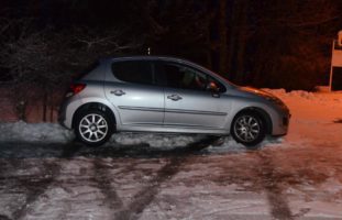 Autofahrer (28) bei Verkehrsunfall in Grub über Gegenfahrbahn gerutscht