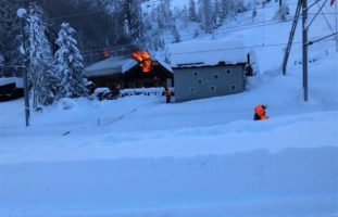 Am Donnerstagmittag hat zwischen Preda und Bergün ein Haus gebrannt. Der Bahnverkehr der Rhätischen Bahn (RhB) musste auf der Albulalinie vorübergehend eingestellt werden. Um 12.41 Uhr erreichte die Einsatzleitzentrale der Kantonspolizei Graubünden die Meldung, wonach bei der Örtlichkeit Punt Ota in Bergün ein Ferienhaus brenne. Die Feuerwehr Bergün/Filisur rückte mit rund 35 Einsatzkräften aus. Der Hausbesitzer und sein Sohn verletzten sich bei diesem Brand. Durch eine Drittperson wurden die beiden zum örtlichen Arzt gefahren. Anschliessend wurde der 70-Jährige mit der Rega ins Universitätsspital nach Zürich geflogen und der 42-Jährige mit einer Ambulanz der Rettung Mittelbünden ins Spital nach Thusis überführt. Aufgrund der Nähe der Liegenschaft zu den Geleisen musste der Bahnverkehr der RhB während den Löscharbeiten unterbrochen werden. Nach gut zwei Stunden war der Brand unter Kontrolle und die Bahn konnte ihren Betrieb um 15.15 Uhr wieder aufnehmen. Der entstandene Sachschaden kann noch nicht beziffert werden. Die Kantonspolizei Graubünden hat die Brandermittlungen aufgenommen.