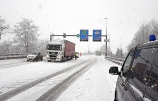Wintereinbruch führte zu Verkehrsbehinderungen