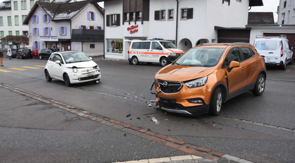 Eschenbach SG - 22-Jährige bei Autounfall verletzt