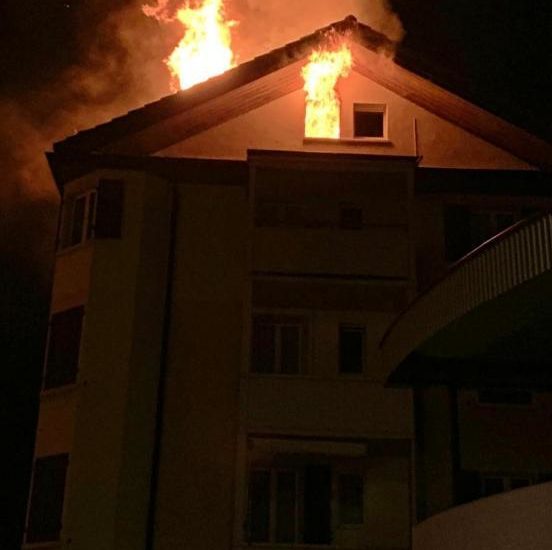 Dachwohnung in Horgen ZH gerät in Brand