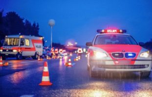 Goldau SZ - Lieferwagen wendet auf der A4