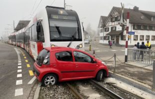 Matzingen TG - Autolenkerin (21) übersieht Signal und wird von Zug erfasst