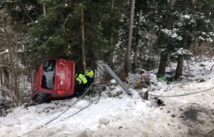 Verkehrsunfall Nassen SG - Auto fährt Hang hinunter und wird mit Kran geborgen