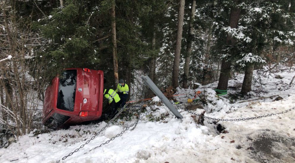 Verkehrsunfall Nassen SG - Auto fährt Hang hinunter und wird mit Kran geborgen