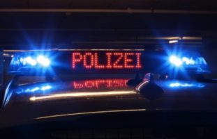 Einsatzfahrzeug der Polizei in Bern mit Gegenstand beworfen und geflüchtet