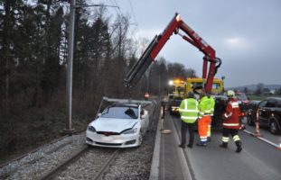 Bei Unfall in Riedholz auf Gleisanlage gelandet