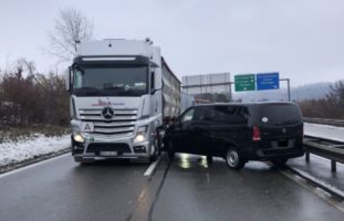 Unfall auf der A4 bei Herblingen SH: Kollision beim Fahrstreifenwechsel