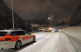 Zwei Unfälle auf eisiger Fahrbahn in St.Gallen SG