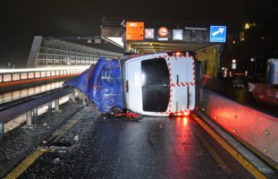 A2, Horw LU - Lieferwagen-Unfall verursacht Stau auf der A2