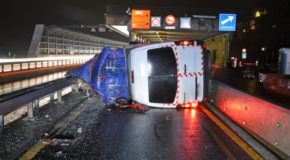 A2, Horw LU - Lieferwagen-Unfall verursacht Stau auf der A2