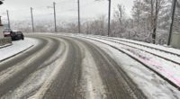 Zwei Unfälle auf eisiger Fahrbahn in St.Gallen SG