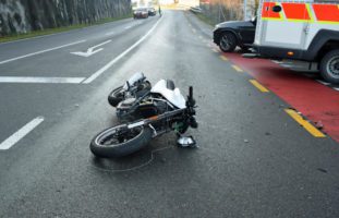 Unfall zwischen Motorradfahrer und Auto in Dierikon