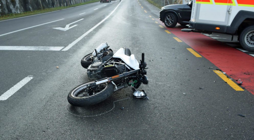 Unfall zwischen Motorradfahrer und Auto in Dierikon