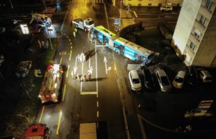 Nach Crash von Linienbus: Drei Verletzte und mehrere Hunderttausend Franken Sachschaden