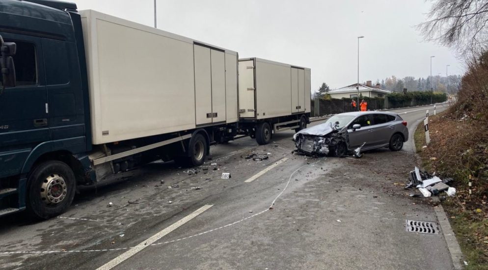 Fällanden: Heftiger Verkehrsunfall zwischen PW und Lastwagen