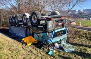 Lastwagen auf der A3 bei Reichenburg verunfallt