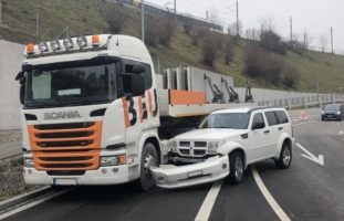 Neuhausen: Unfall zwischen Sattelmotorfahrzeug und Auto