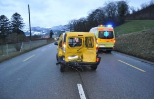 Heftiger Unfall zwischen zwei Lieferwagen in Laupersdorf SO