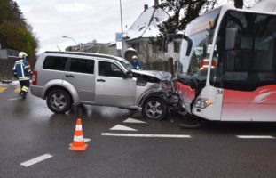 Frontalunfall zwischen Auto und Linienbus in Grenchen SO