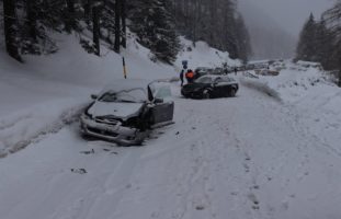 Mulegns GR: Frontal-seitliche Kollision zwischen zwei Autos