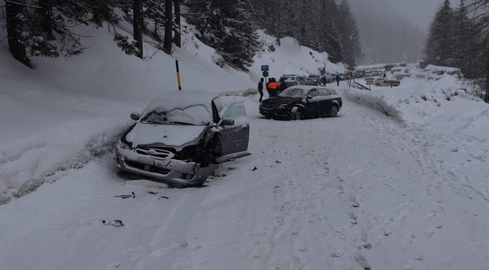 Mulegns GR: Frontal-seitliche Kollision zwischen zwei Autos