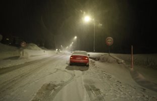 Frau in Davos bei Verkehrsunfall von Auto weggeschleudert