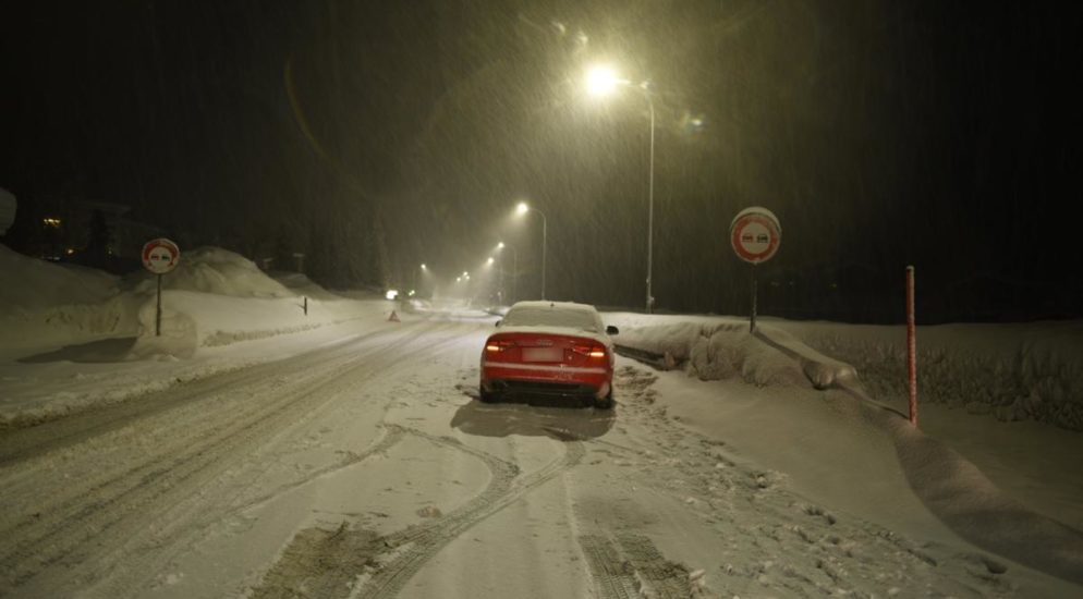 Frau in Davos bei Verkehrsunfall von Auto weggeschleudert