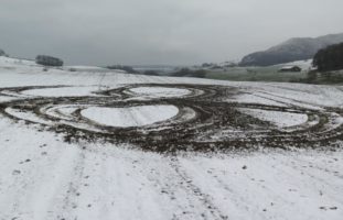 Zeglingen BL - Lenker dreht mutwillig Achten im verschneiten Kulturland