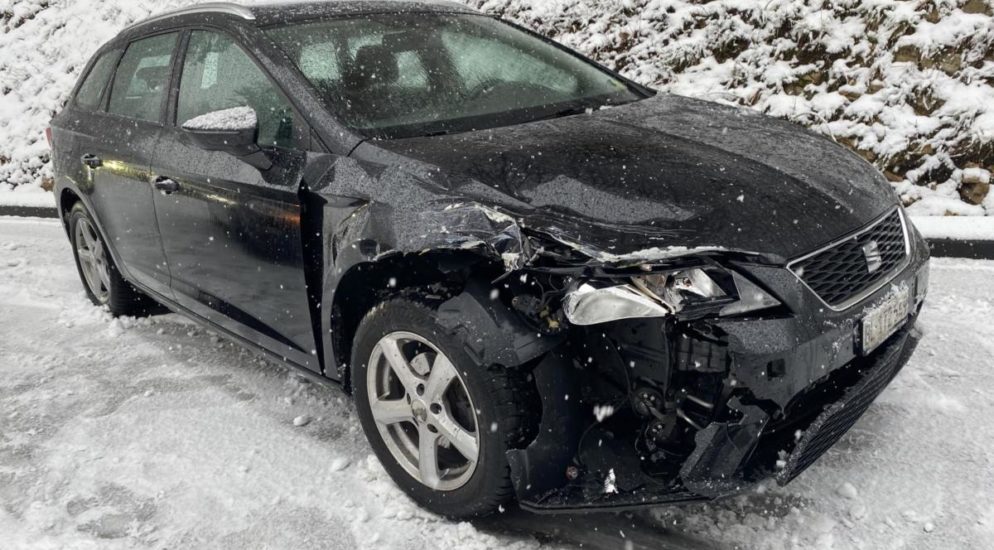 Crash zwischen zwei Personenwagen in Rünenberg