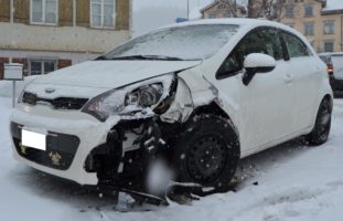 Schachen b. Reute AR: Verkehrsunfall auf schneebedeckter Fahrbahn