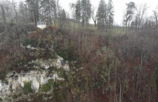 Ehepaar aus steilem Gelände unterhalb der Ruine in Pfeffingen gerettet