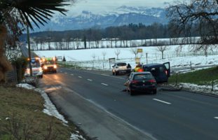 Crash zwischen drei Fahrzeugen in Emmenbrücke