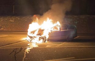 Auto gerät auf A1 bei Wängi TG in Vollbrand