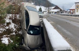 Schlossrued AG - Autolenkerin landet bei Selbstunfall im Bach