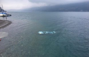 Fahrzeug mit Anhänger in den Walensee in Mühlehorn gerutscht