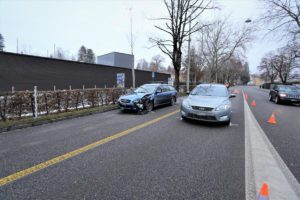 Am Sonntagnachmittag (03.01.2021) kam es auf der Zürcher Strasse zu einer Kollision zwischen zwei Personenwagen. Beide Fahrer blieben unverletzt. Ein Auto musste abgeschleppt werden.