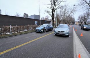 Am Sonntagnachmittag (03.01.2021) kam es auf der Zürcher Strasse zu einer Kollision zwischen zwei Personenwagen. Beide Fahrer blieben unverletzt. Ein Auto musste abgeschleppt werden.