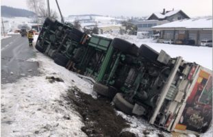 Thayngen SH - Lastwagen kippt mit 23 Tonnen Futter