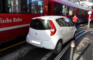 Auto in Chur von Arosabahn erfasst