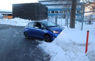 Alkoholisierte Lenkerin prallt in Schneehaufen